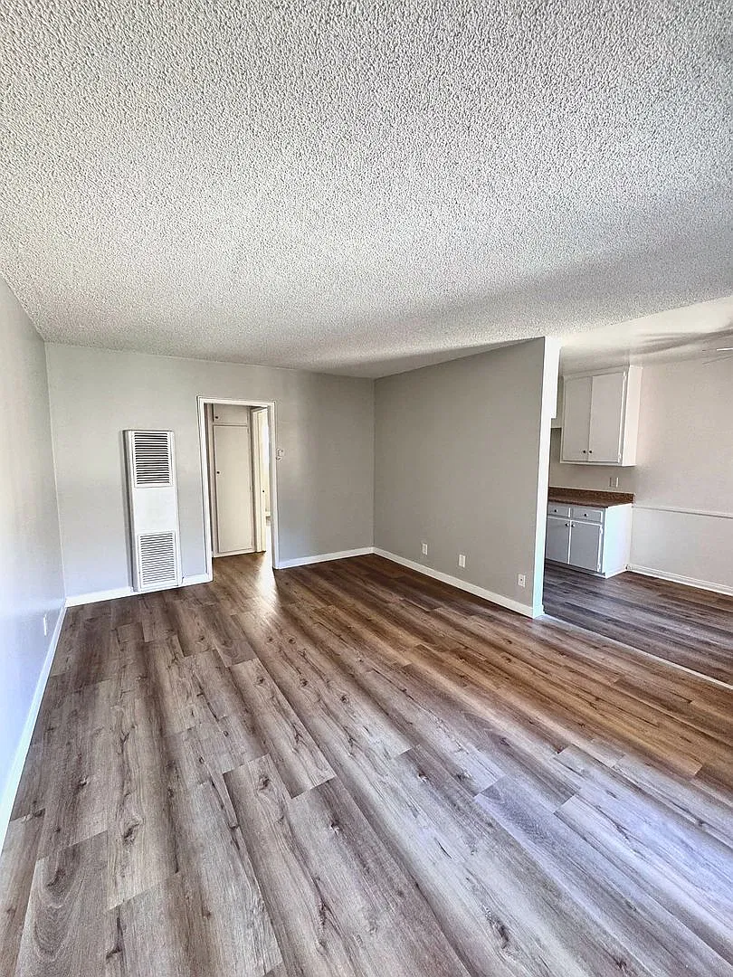 Updated 1 Bed / 1 Bath Apartment 2264 San Anseline, Unit 02 — Photo 4