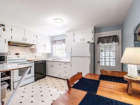 4th image of 148 Massachusetts Avenue