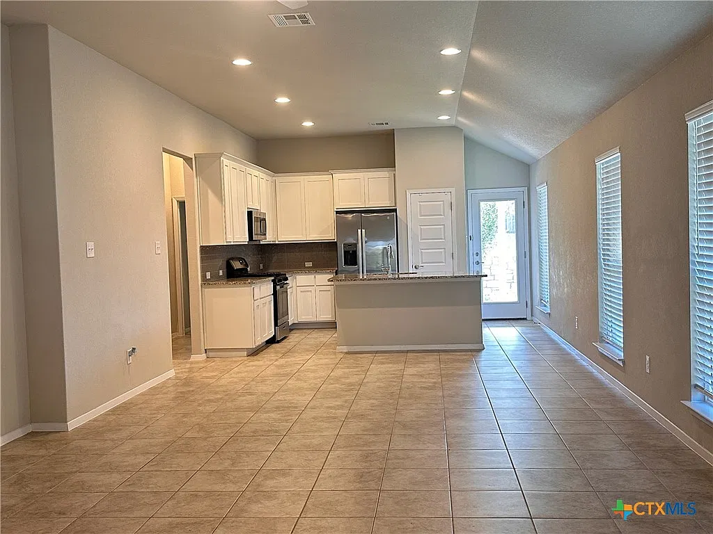 3 bed, 2.0 bath, 1485 sqft, $1,900 — Photo 4