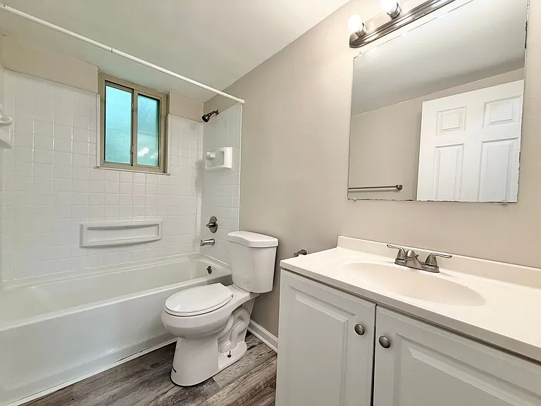 220 Oak Street — Photo 5