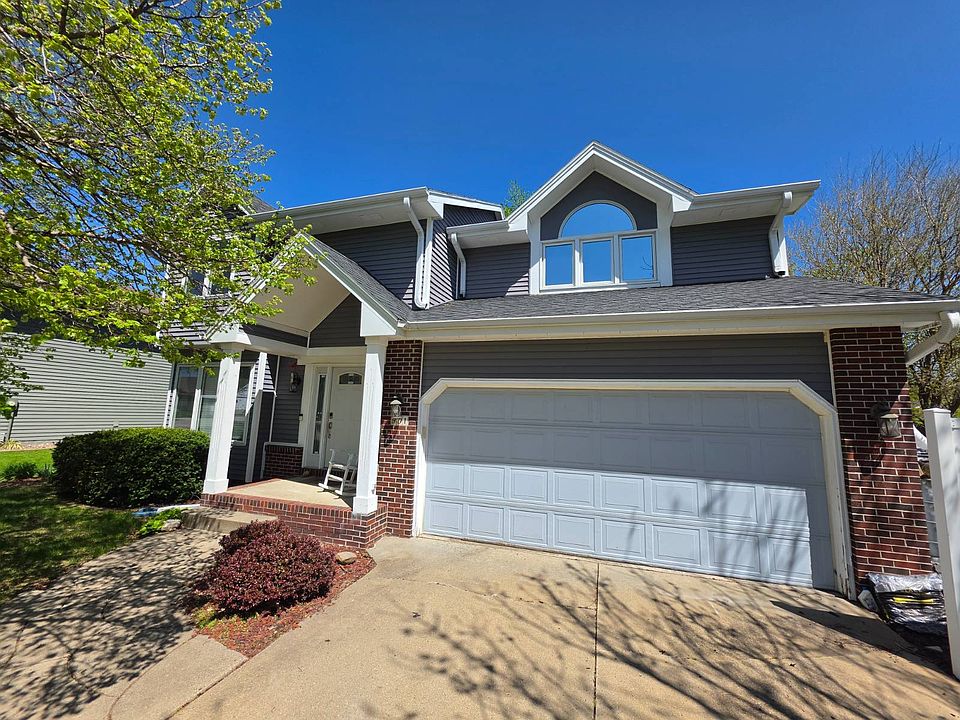 1st image of 901 NW Cedarwood Dr