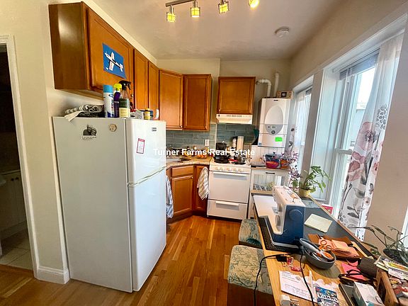 4th image of 1054-1056 Cambridge St #2F