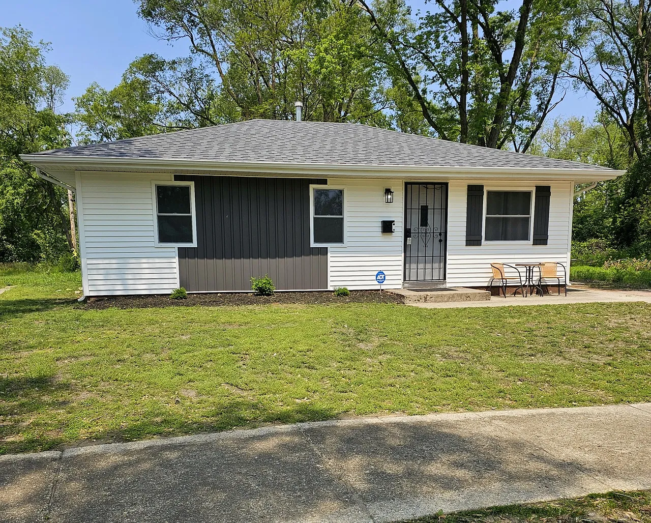 3 bed, 927 sqft, $1,400 — Photo 1
