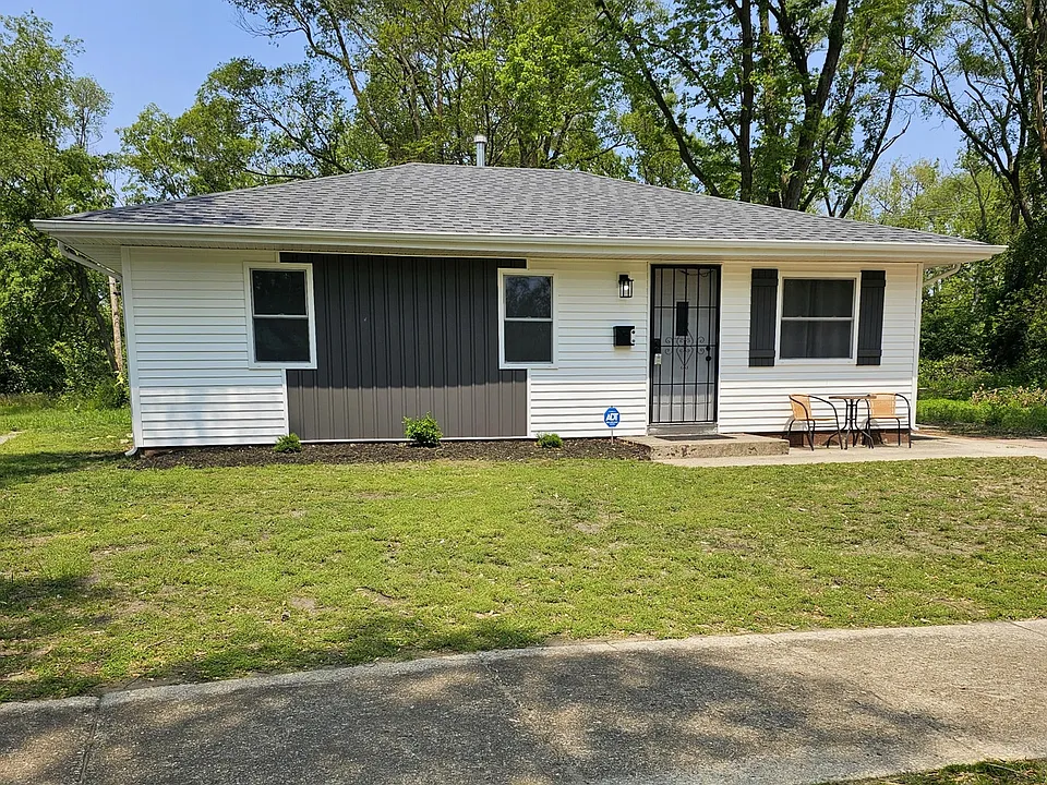 5330 E 11th Pl