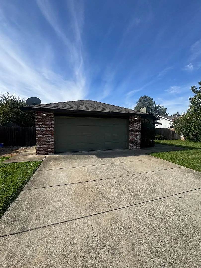 Spacious 4bed / 2bath House In Candlewood Subdivision Off Shasta View — Photo 2