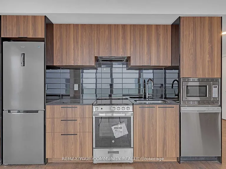 501 Yonge St #4802 — Photo 8
