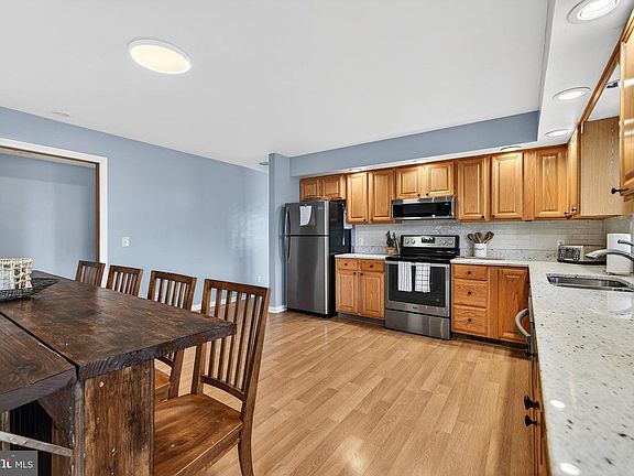 5th image of 3229 Hopkins Dr