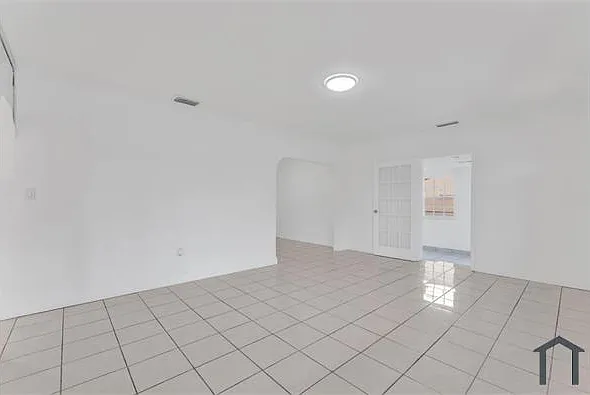 830 NW 30th Ct — Photo 3