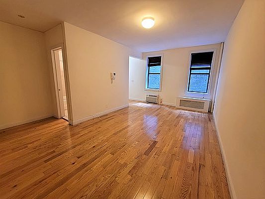 1st image of 160 E 28th St #2X