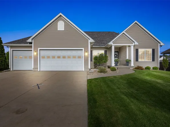 220 16th Avenue Ct, Hiawatha, IA 52233