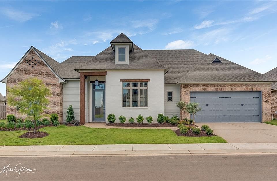 2nd image of 465 Stacey Ln