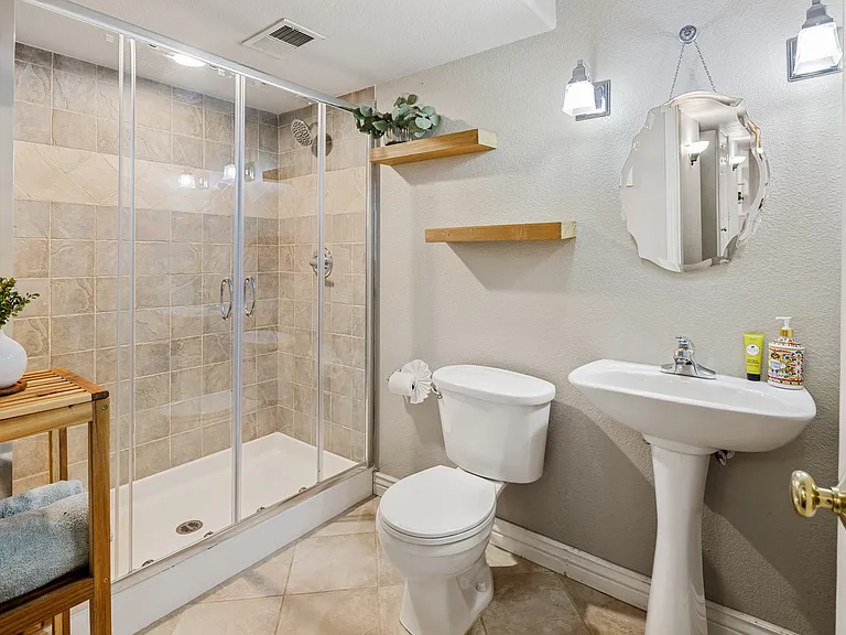 2682 Valentia St — Photo 36