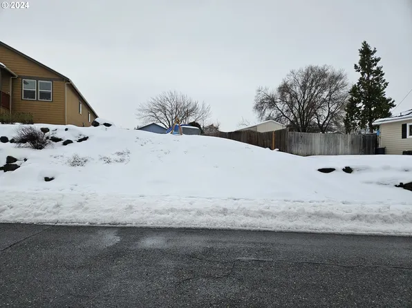 1316 E 11th St, The Dalles, OR 97058