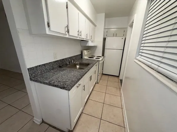 $995 Deposit W/ Approved Credit On This Great Neighborhood And Location - Washer And Dryer In Unit!, 119 NE 5th St APT 4, Pompano Beach, FL 33060