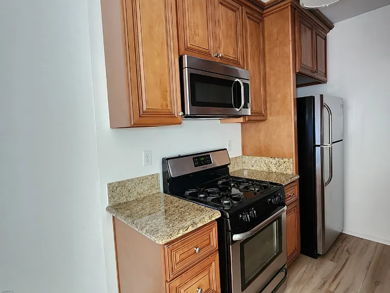 12340 Rochester Ave — Photo 31