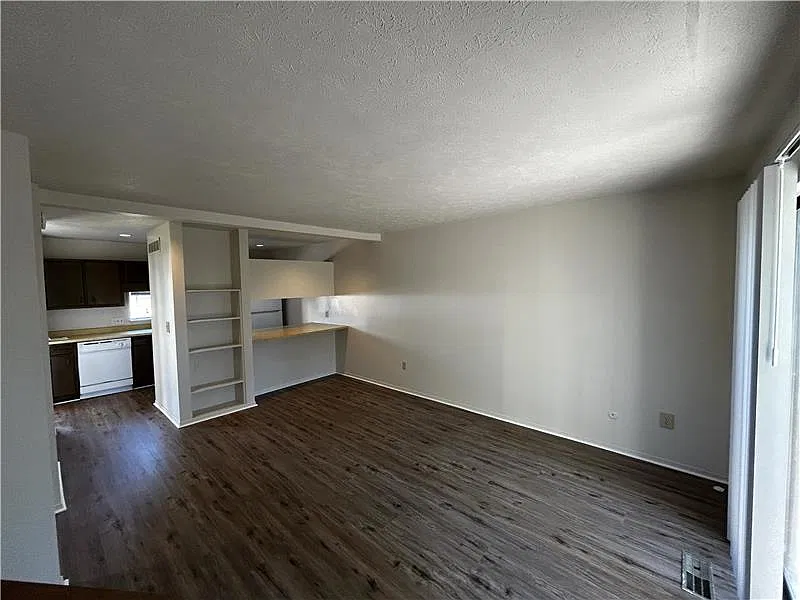 2 bed, 1.5 bath, $850 — Photo 2