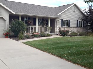 W7026 Bluebluff Way, Greenville, WI 54942