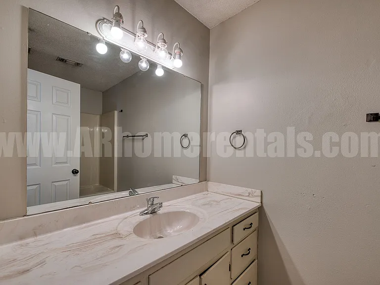 108 S Mitchell St — Photo 16