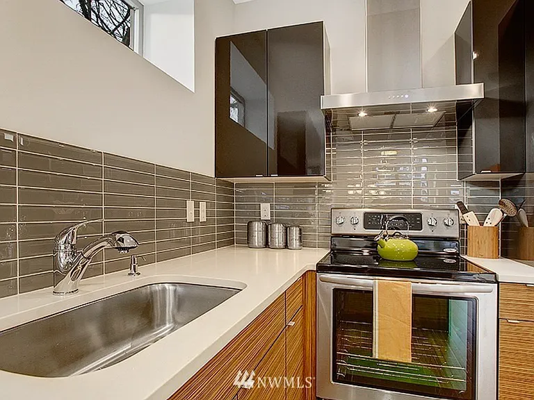 2500 S Dearborn St — Photo 4