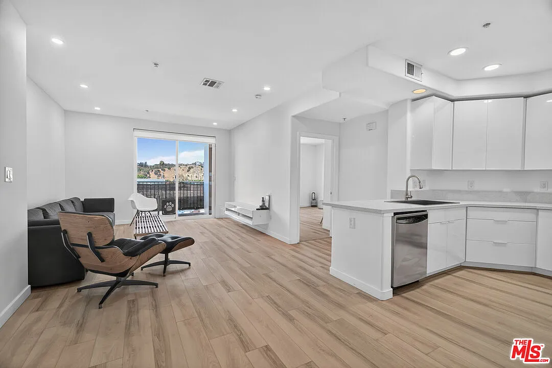 2 bed, 2.0 bath, 1160 sqft, $3,000 — Photo 1