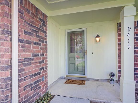 Families, friends and neighbors welcome you to this great neighborhood home in Colony Creek.