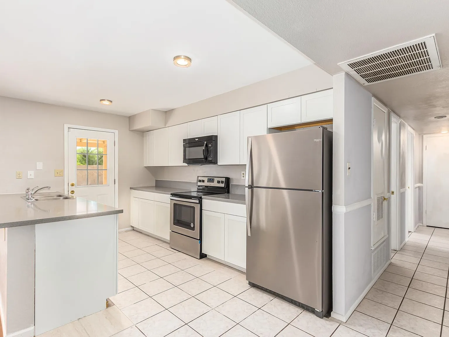 3 bed, 1590 sqft, $2,845 — Photo 4