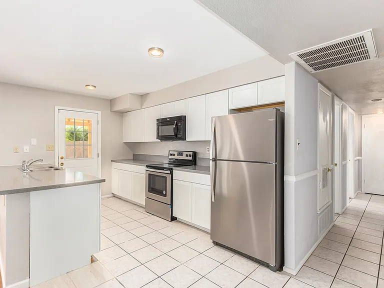 1903 E Balboa Dr — Photo 4