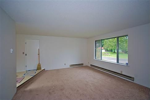 5th image of 4994 E La Salle St