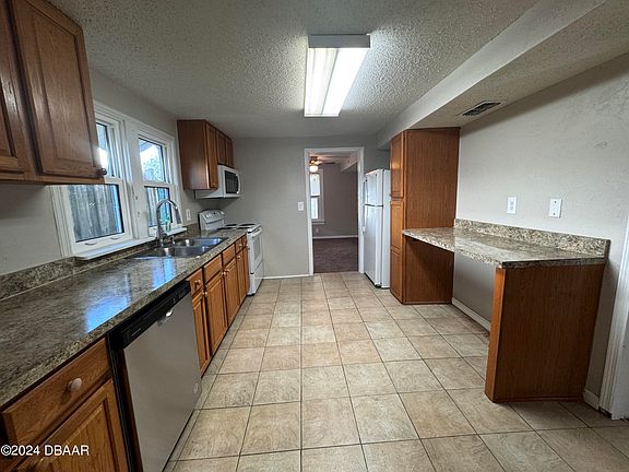 5th image of 1304 Holly Ave