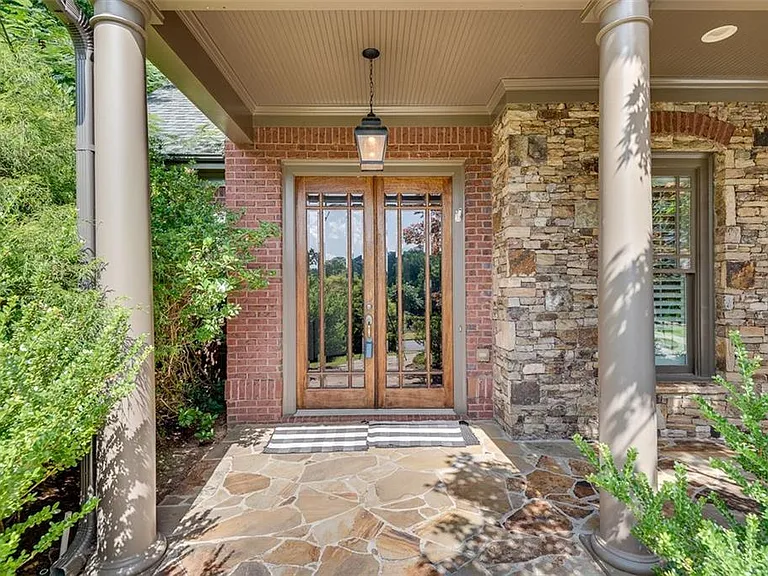 240 Lullwater Ct — Photo 2