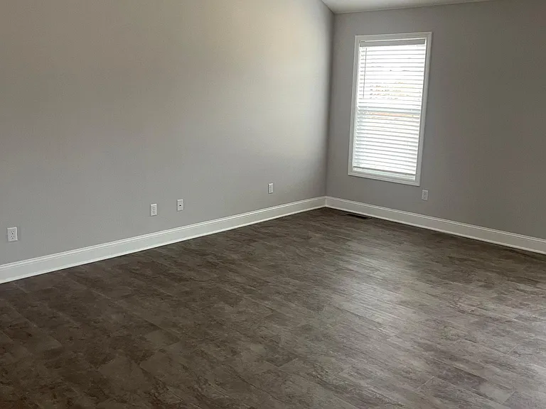 557 Labrador Dr — Photo 5