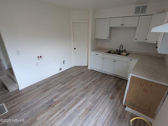 4th image of 54 Penn St