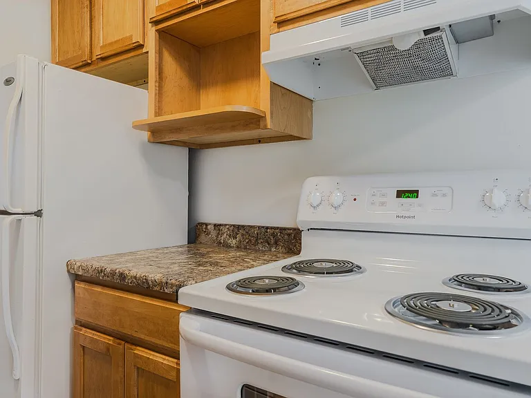 1776 St. Clair Ave — Photo 21