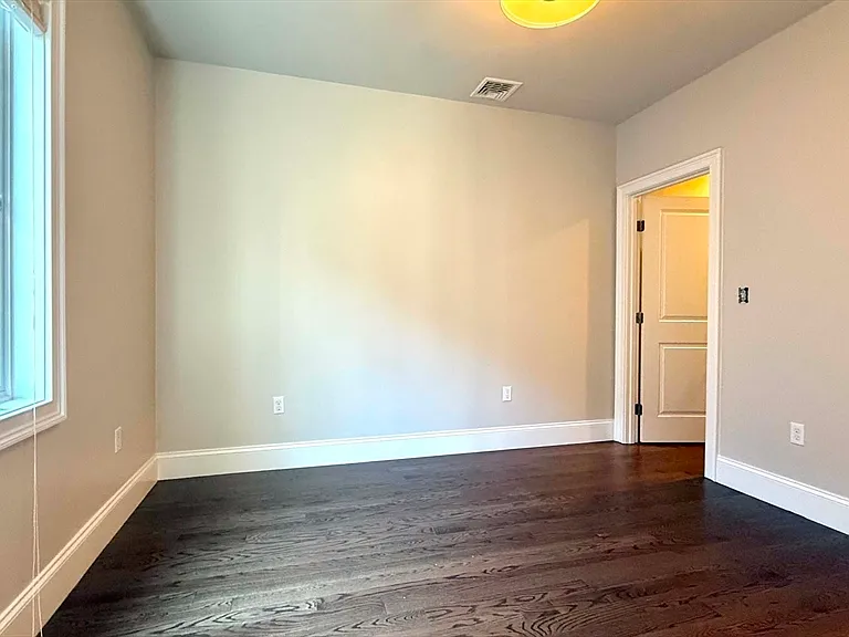 371 Main St #8 — Photo 6