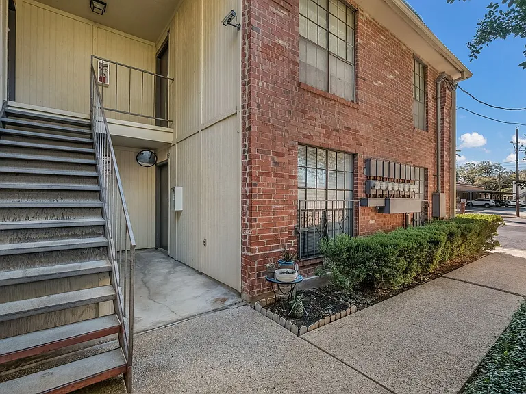 305 W Woodlawn Ave #103 — Photo 6