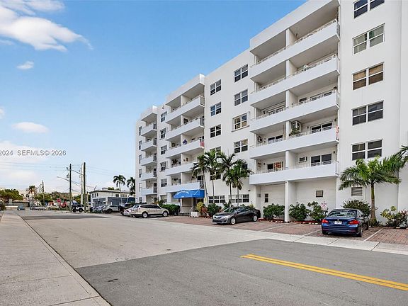 5th image of 2900 Banyan St APT 207