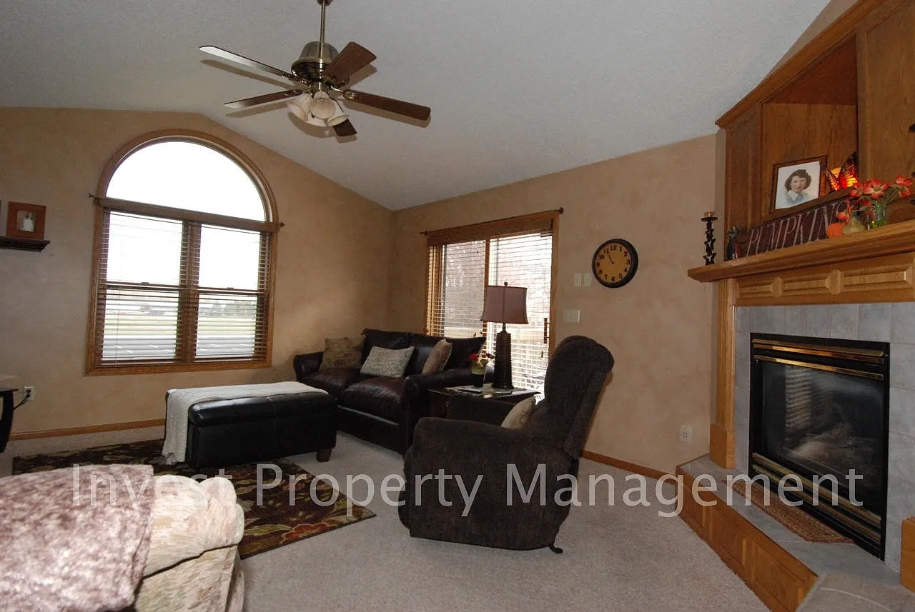 Spacious 3 bed/2.5 bath home nestled in beautiful Rogers, MN — Photo 4