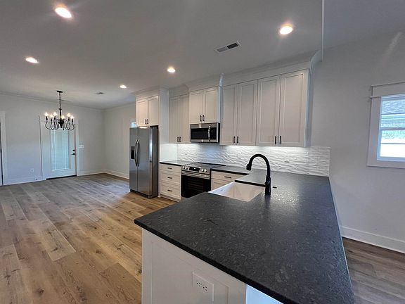 5th image of 153 Silver Leaf Ln