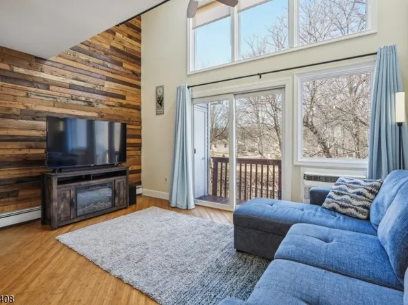 4 Victory Ct, Victory Gardens Boro, NJ 07801