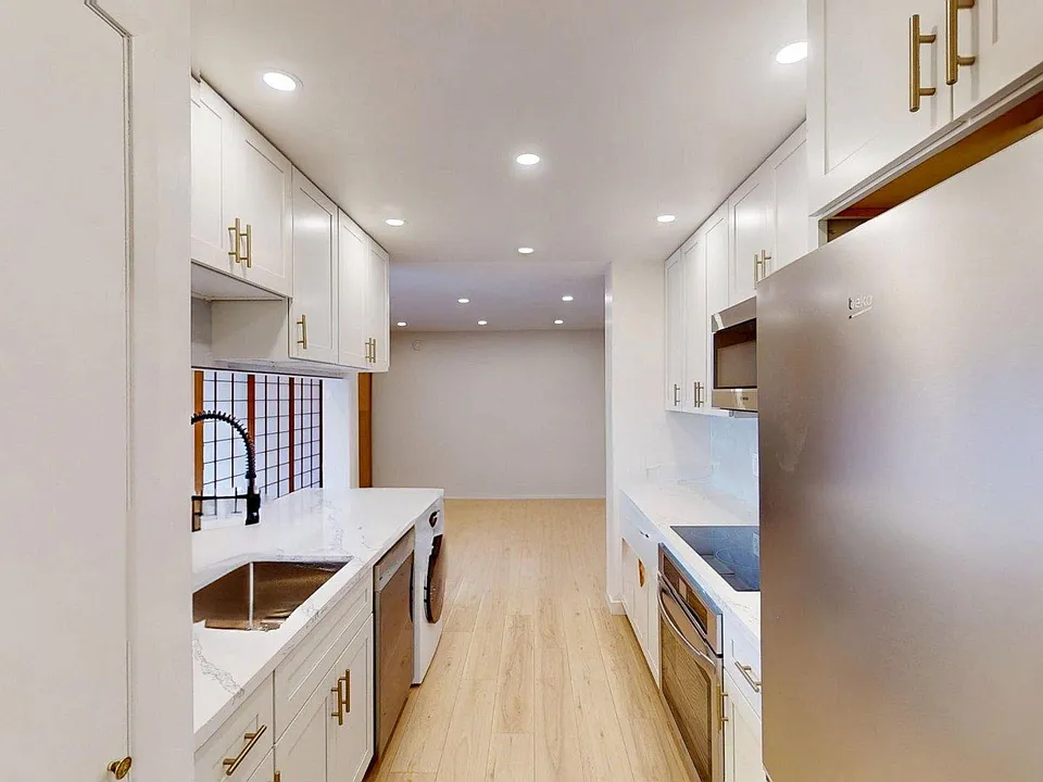 790 7th Ave #403