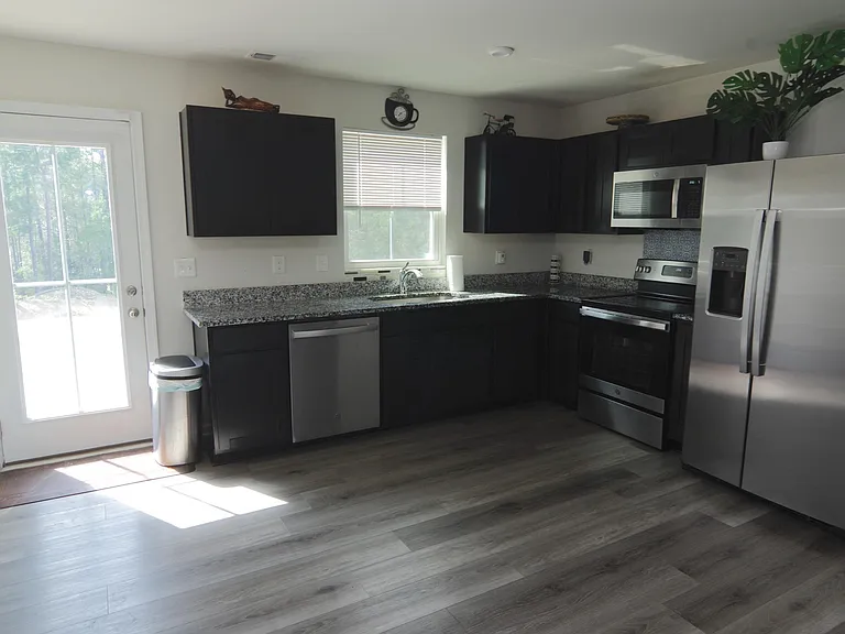 385 Saskatoon Dr — Photo 9