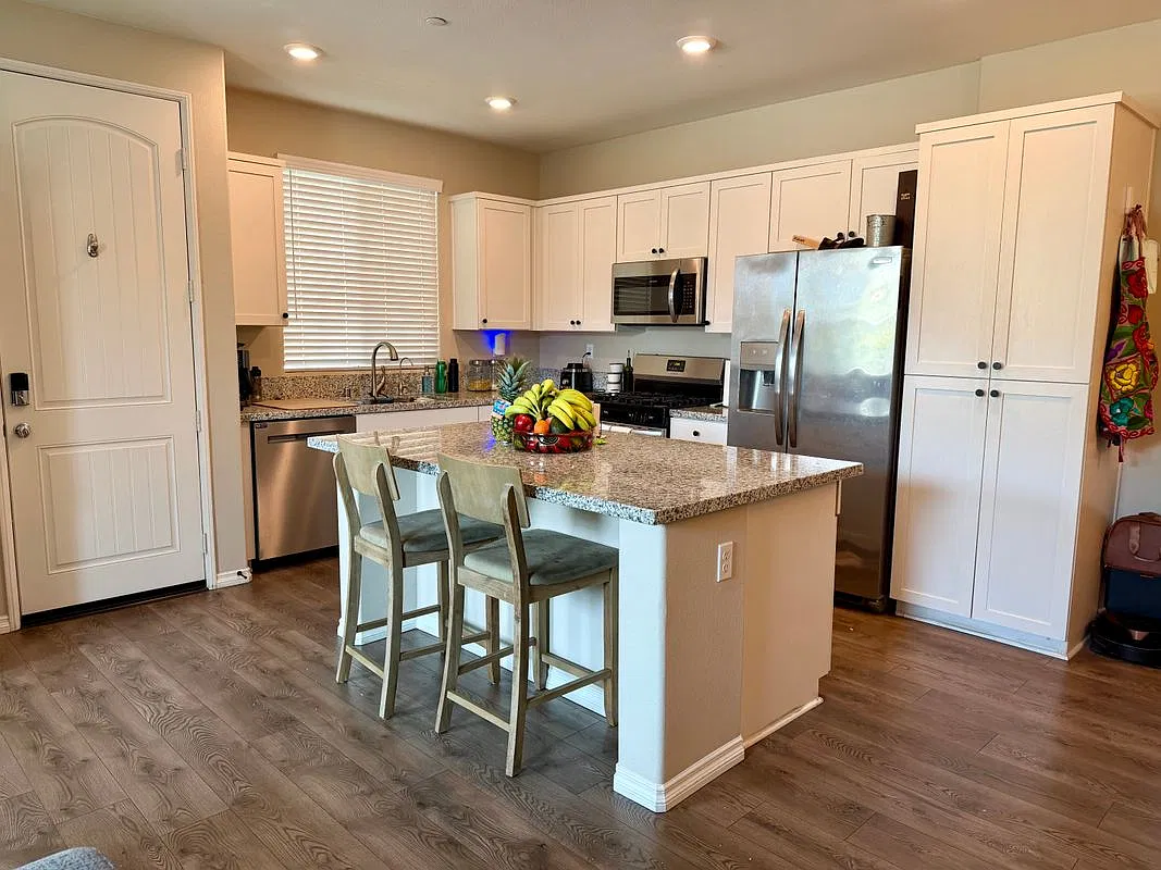 3 bed, 3.0 bath, 1731 sqft, $2,975 — Photo 3