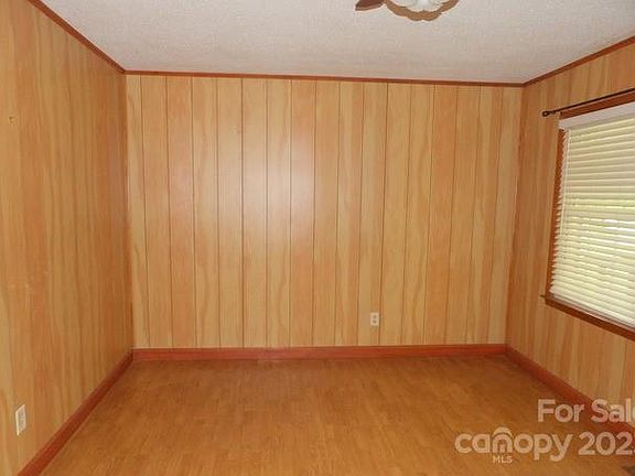 3rd image of 2837 Oakland Dr