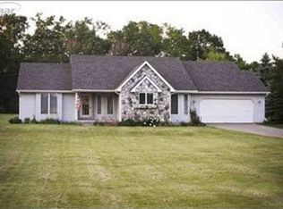 9009 Apple Orchard Dr, Fenton, MI 48430