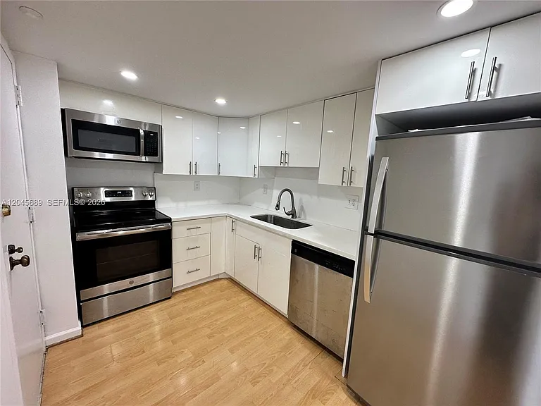 2333 Brickell Ave #1610 — Photo 5