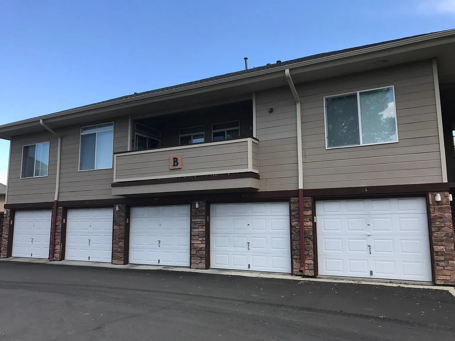 2 bed, 967 sqft, $1,775 — Photo 1