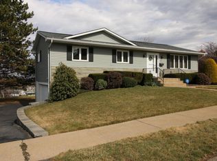 9 Debbie Dr, Dunmore, PA 18512