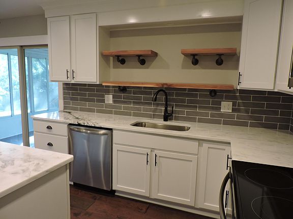 5th image of 1001 Lornaberry Ln