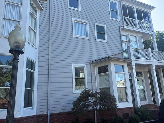 3rd image of 1012 Island Park Dr