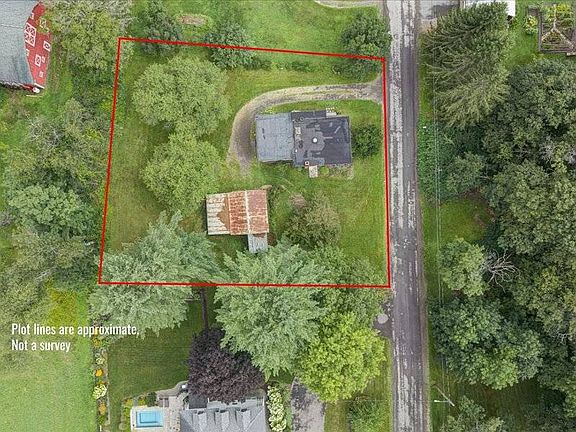 4th image of 135 Schoolhouse Rd